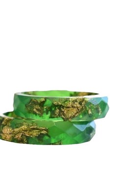 闪亮绿色树脂戒指带金片 - 手工定情戒指
