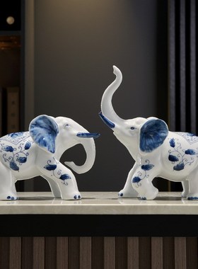 国潮青花陶瓷大象摆件一对招财镇宅办公室客厅电视酒柜手绘装饰礼