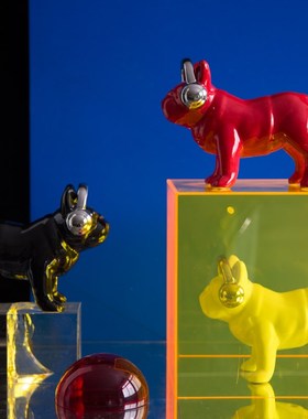 包豪斯未来风红色耳机斗牛犬狗雕塑陶瓷银色相机客厅艺术简约摆件
