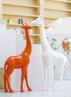 卡通抽象长颈鹿玻璃纤维雕塑幼儿园购物中心热门餐厅签到展示装饰