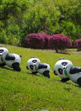 户外网红爬墙熊猫屋顶卡通动物店铺门头墙面玻璃钢售楼处小区雕塑
