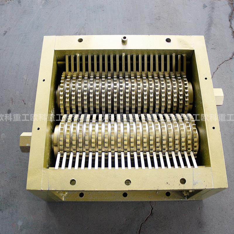 Small single and double shaft shredder chassis plastic crushing environmental protection equipment medical domestic waste shredding and shredding knife box