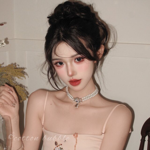 The fugitive princess pearl necklace is a high-end clavicle chain.