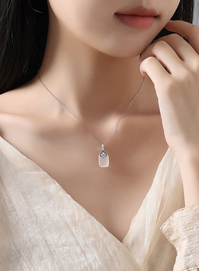 S925纯银白玉髓平安无事牌项链女新中式国潮玉石吊坠锁骨链送礼物