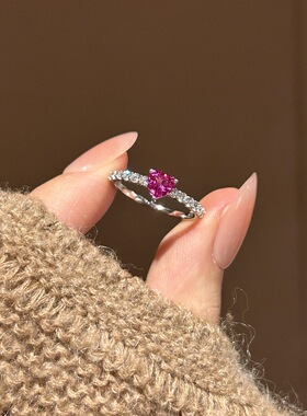 轻奢精致鸽血红宝石爱心排钻戒指