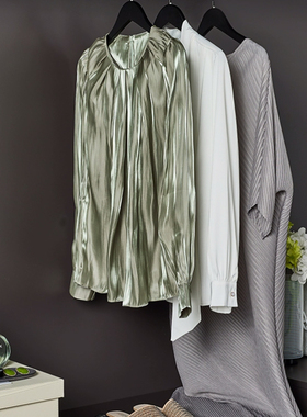 现代轻奢风样板房间衣帽间衣服套装软装衣柜陈列首饰盒包道具组合