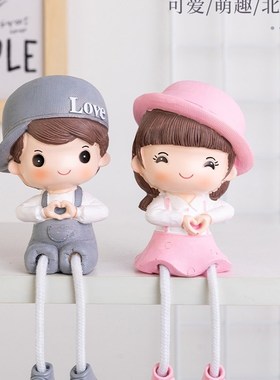 温馨小房间布局卡通情侣娃娃挂腿娃娃礼品摆件家庭房间客厅隔断