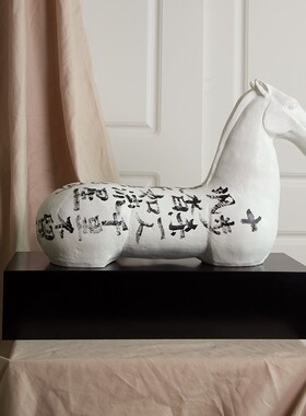 新中式极简复古银黑白雕塑卧马摆件客厅玄关酒店艺术软装饰品大号