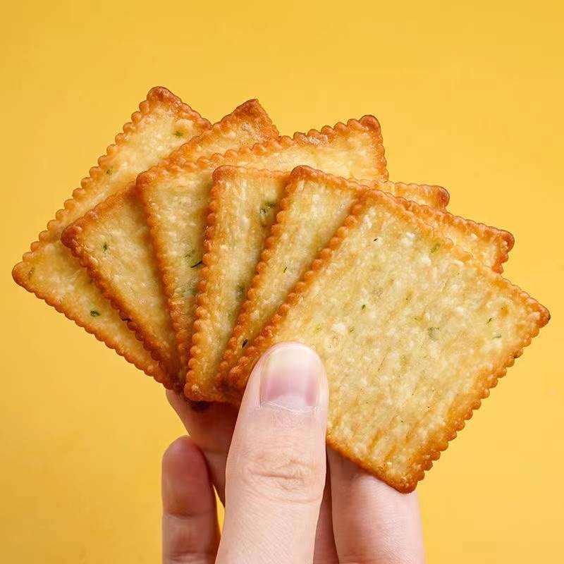 香葱王薄脆饼干独立小包装散装香葱咸味超薄零食小吃整箱代餐饱腹