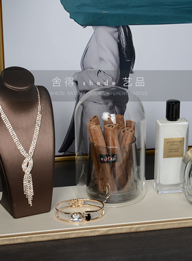 灰绿色轻奢样板房衣帽间展厅开放式衣柜衣服包鞋软装饰品摆件套装