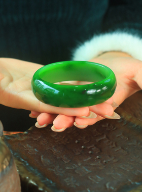 和田玉老坑碧玉菠菜绿籽料手镯