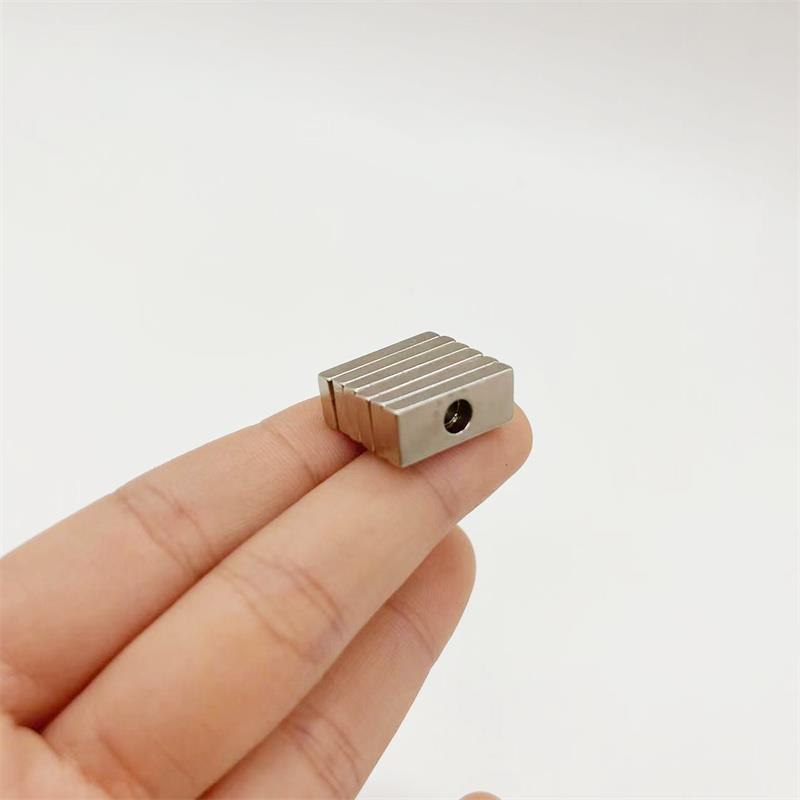 强磁 20X8X3-4mm磁铁 钕铁硼 强磁铁 磁铁 长方形带孔磁铁 - 图2