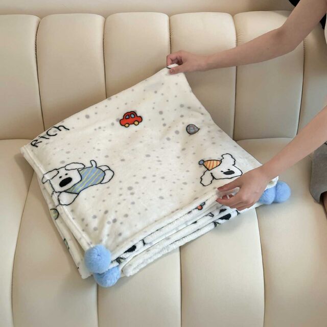 At first glance, the velvet blanket double-sided flannel blanket cute and refreshing printed office shawl blanket casual blanket