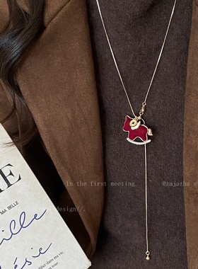 圣诞红丝绒小马本命年毛衣链女