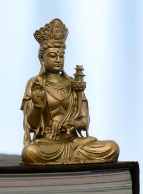 天冠弥勒菩萨佛像体摆件家用小巧茶宠纯黄铜像随身佛茶空间装饰品