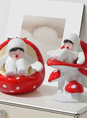 草莓女孩治愈系小摆件客厅电视玄关办公室桌面家居装饰品女生