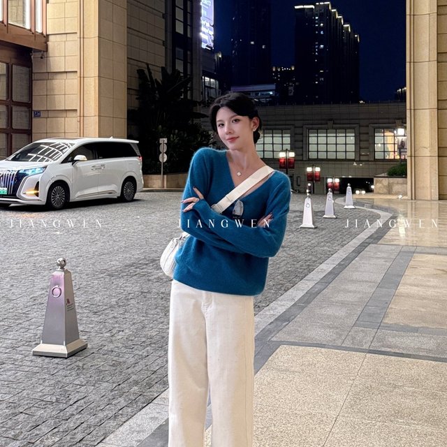 Jiang Wen's versatile loose furry V-neck wool sweater