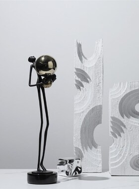 样板间客厅软装抱球人q物雕塑轻奢摆件酒店展厅金属艺术品摆设