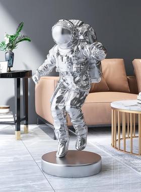 北欧宇航员客厅落地摆件电视柜旁边大型太空人玄关办公室迎宾装饰