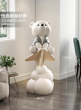 熊客厅大型落地式装饰品卡通灯电视柜旁边的沙发无障碍豪华高端音