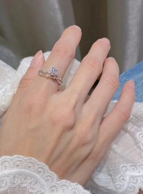 灿若星辰莫桑石群镶求婚戒