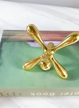 现代简约创意黄铜镇纸压书摆件书房桌面笔托样板房售楼处软装饰品