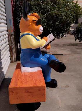 卡通雕塑看书牛汉堡牛玻璃钢大型摆件商场牛肉火锅店门口引流装饰