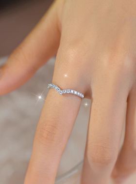 莫桑戒指V字条女款镶嵌半圈钻戒