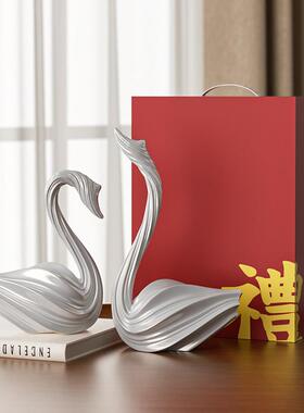 创意抽象艺术天鹅摆件结婚礼物高级感中古风客厅玄关展示架装饰品