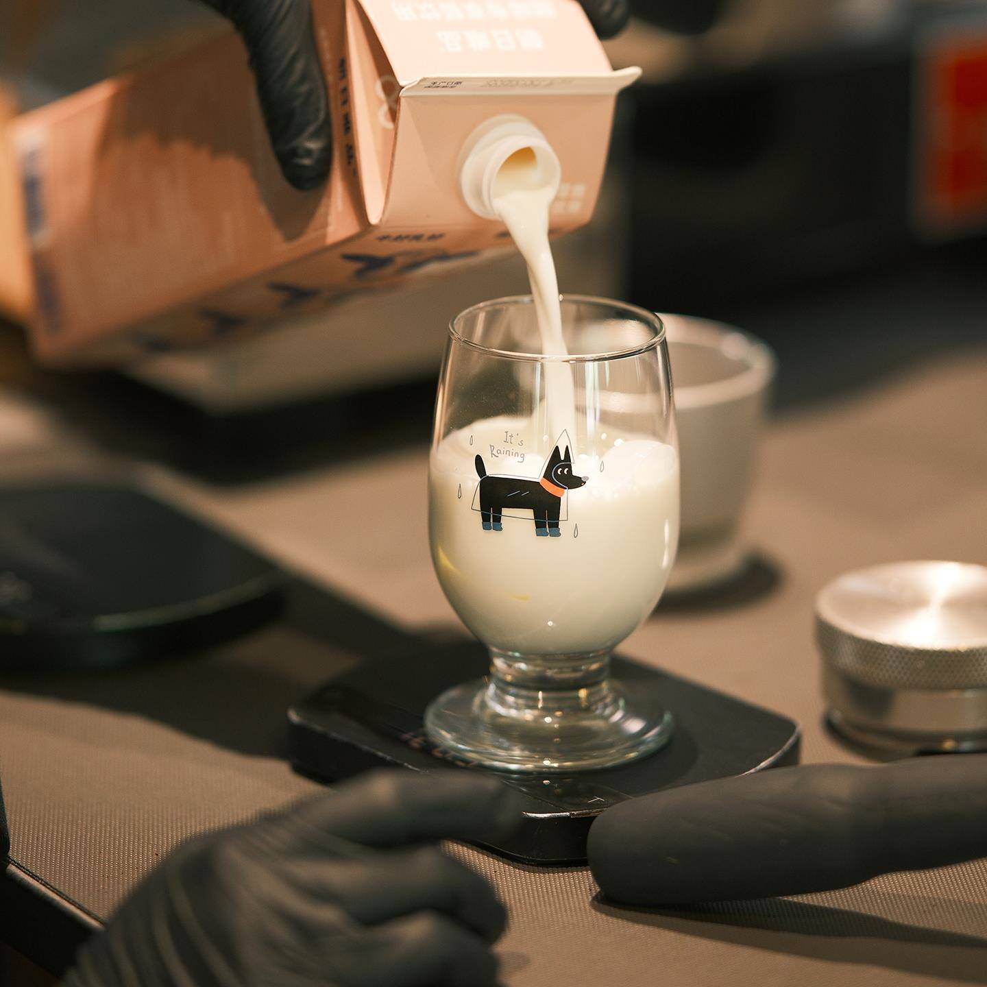 原创可爱雨衣狗狗杯子~玻璃杯高脚杯牛奶咖啡杯饮料水杯子红酒杯 - 图0