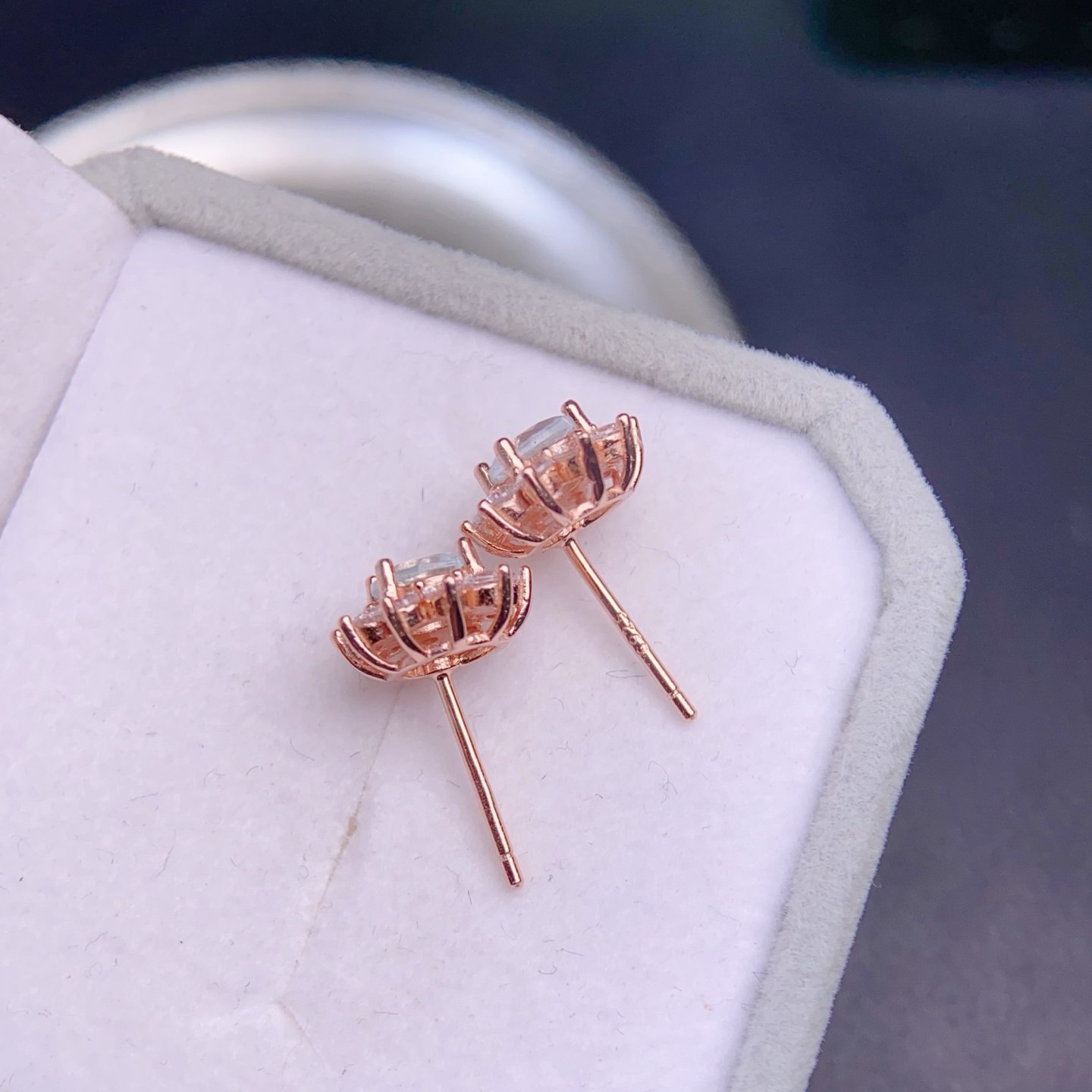 【地质大学珠宝】天然比克太阳花海蓝宝纯银耳钉女925银镶嵌4*6mm,淘宝优惠券,粉丝福利购,淘宝优惠卷