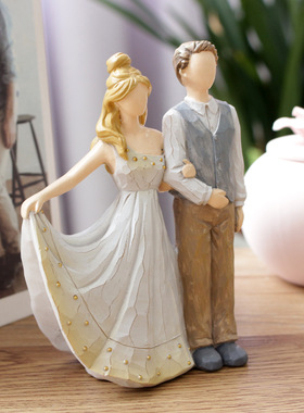 跨境新品新郎新娘摆件家居桌面手绘人物雕像婚礼派对树脂工艺