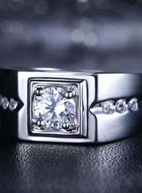 2025新款莫桑钻商务男戒四爪白金闭口1克拉奢华气派经典食指佩饰