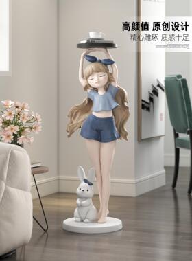 女孩客厅装饰大落地式沙发电视柜旁边的托盘大装饰乔迁礼物