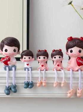 家居客厅墙面隔板电视柜儿童房装饰卡通吊脚娃娃一家五口小摆件