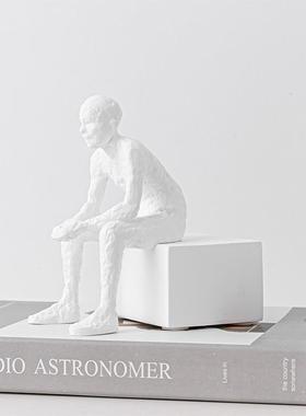 现代北欧坐姿人物雕塑摆件软装样板间售楼部人像书档书立家居饰品