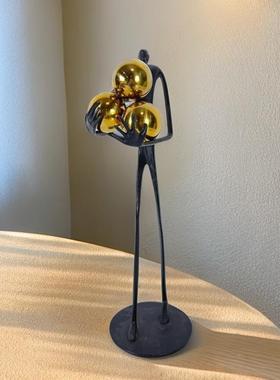 抱金球人现代抽象人物雕塑摆件酒店过道艺术品样板间售楼处装饰品