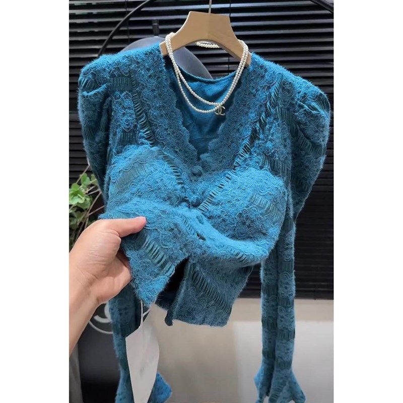 冬季新款时尚百搭法式钩花V领加绒蕾丝打底衫女喇叭袖上衣潮推荐,淘宝优惠券,粉丝福利购,淘宝优惠卷