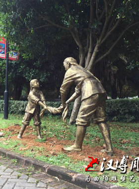 玻璃钢仿铜人物雕塑公园园林景观民俗小品雕塑帮妈妈洗衣裳雕塑