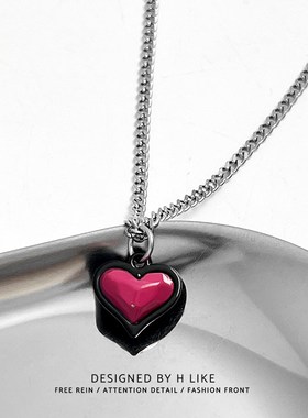 黑边玫红爱心项链吊坠饰品钛钢个性蛇骨短款卫衣链男女气质风配饰
