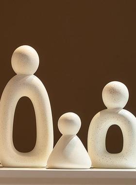 创意现代简约一家三口抽象艺术摆件意式极简高级感客厅书柜装饰品