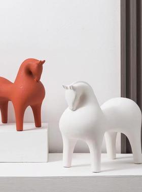 现代简约儿童房可爱卡通动物摆设创意抽象红色马人物摆件犀牛飞马