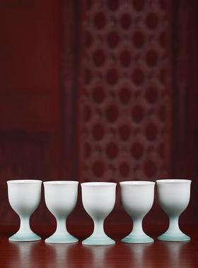 陶瓷高脚杯为财神，在佛前为财神的家庭雕像，酒杯为财神，茶杯为