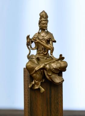 持莲自在观音佛像神像观世音菩萨像摆件铜像迷你精致小随身佛供奉