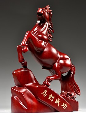 优选红木马摆件一对马工艺品红色木马摆件家居实木质雕刻马到成功
