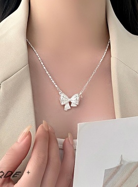 auQDE拉丝镶边双扣头蝴蝶结项链