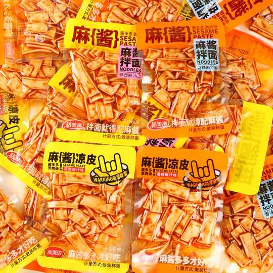 尚美滋麻酱凉皮风味粉皮辣条蒜香麻汁爽口脆网红即食休闲零食特产