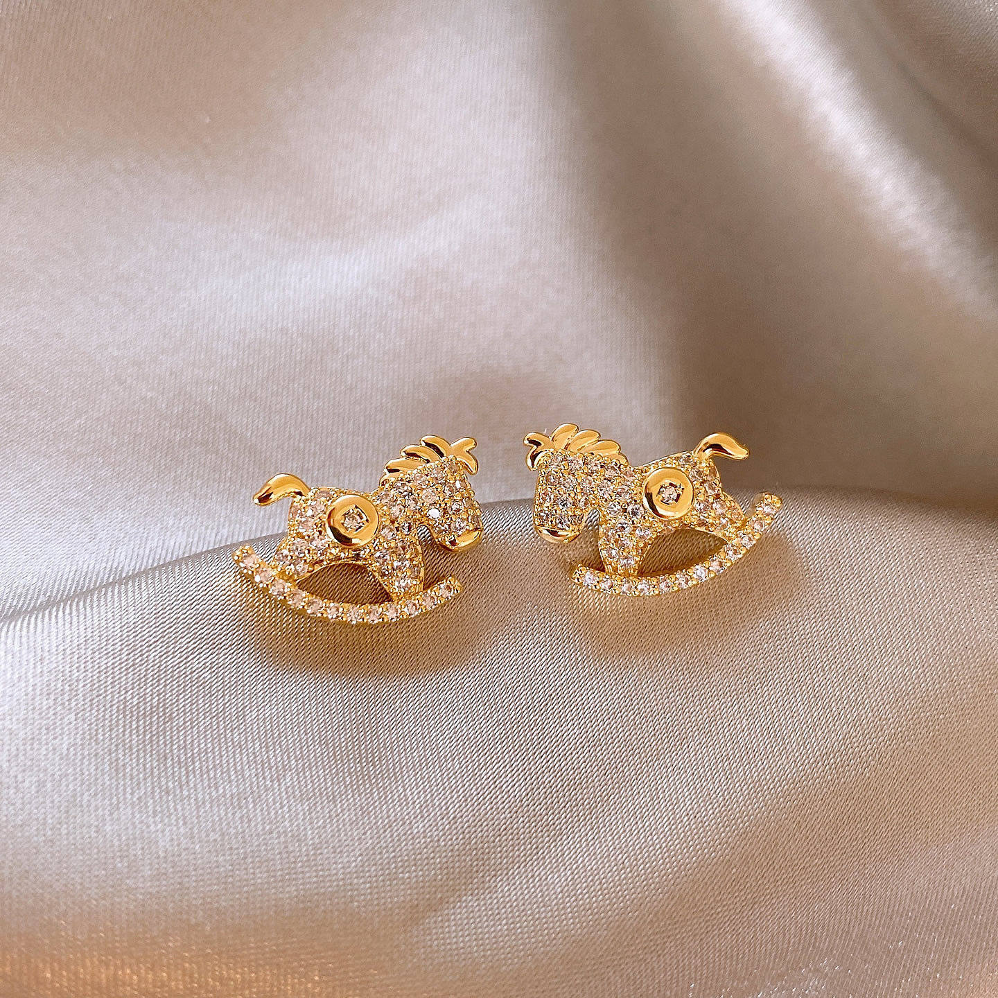 金色碎冰冰小马钱币耳钉2026新爆款马年高级感耳饰本命年爆闪耳环,淘宝优惠券,粉丝福利购,淘宝优惠卷