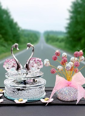 太阳能旋转水晶天鹅汽车香水车载香薰可爱女神款车内装饰饰品