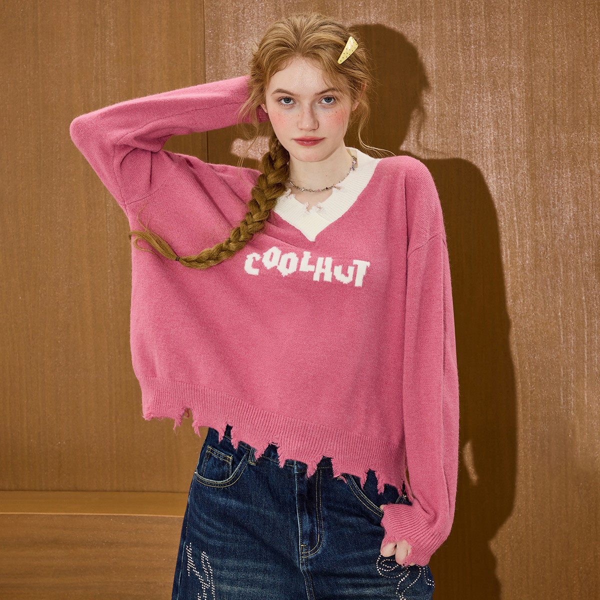 coolhut粉色破洞字母印花V领毛衣毛边设计2026春季针织衫上衣女,淘宝优惠券,粉丝福利购,淘宝优惠卷